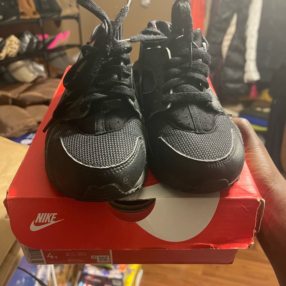 Nike black Huarache size 4.5